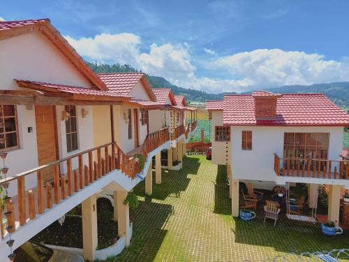 szereg domów z balkonami i dziedzińcem w obiekcie Villas Montelindo w mieście Constanza