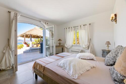 une chambre avec un lit avec vue sur l'océan dans l'établissement Villa des Orangers - Villa vue mer avec piscine, à Grosseto-Prugna