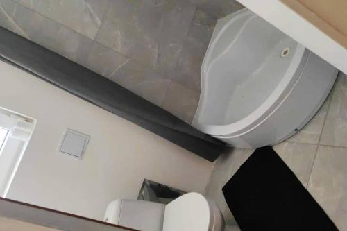 W pokoju znajduje się łazienka z białą toaletą. w obiekcie Romanticka chata pre hostí s ohniskom w mieście Nowa Wieś Spiska