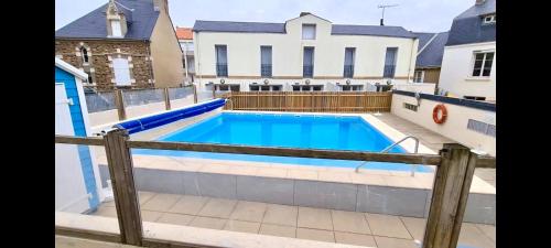 una piscina en el patio trasero de una casa en Ma Location Sablaise - Appart' Grande Plage, en Les Sables-dʼOlonne