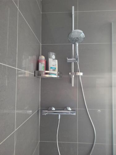 Suite near City, Science Park & Marshalls and close to Riverside walksにあるバスルーム