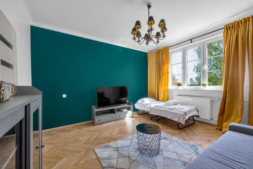 uma sala de estar com uma parede em verde em Unique Old town 2br Apt Stara 7 em Varsóvia