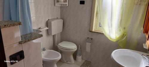 uma pequena casa de banho com WC e lavatório em Villa Pisciotto em Licata
