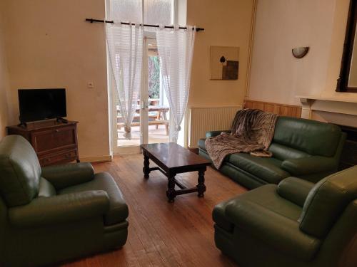 un salon avec deux canapés et une table basse dans l'établissement DOMAINE DE POULHARIES -Blanquette, à Carcassonne