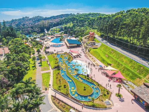 an aerial view of a amusement park with a water park at FamilyCamp hospedagem perto do Magic City in Suzano