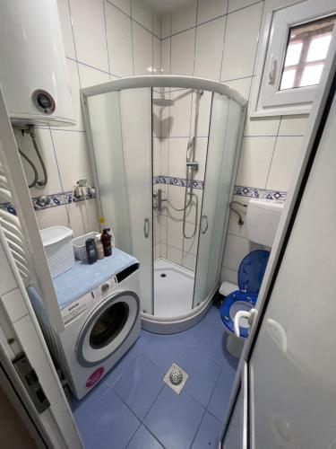 a small bathroom with a shower and a toilet at Apartmani MV in Užice