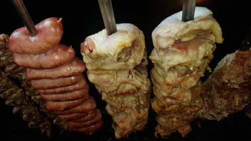 a group of meat and other food items on sticks at Apartamento Aconchegante e Confortável com ou sem Ar Condicionado in Porto Alegre
