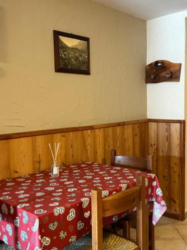 a dining room with a table with a red table cloth at L'Abreny in Brusson