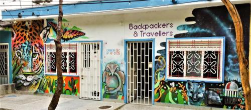 un edificio con graffiti sul lato di Backpackers And Travellers Hostel a Neiva
