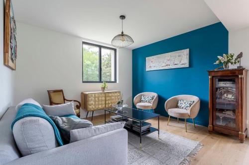 uma sala de estar com paredes azuis e um sofá e cadeiras em Familial villa with pool - Tassin-la-Demi-Lune - Welkeys em Tassin-la-Demi-Lune