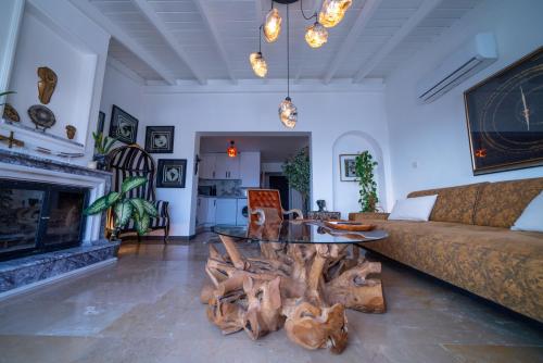 博德魯姆的住宿－İlya Apart 2，带沙发和咖啡桌的客厅