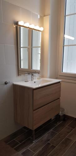 y baño con lavabo y espejo. en Domaine et Manoir du Picaud en Monestier