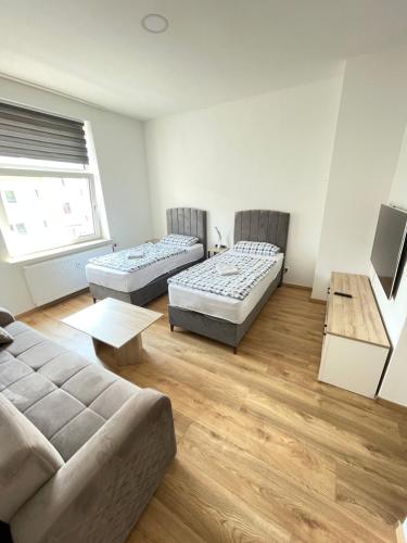 sala de estar con 2 camas y sofá en Apartment am Zollverein -WiFi - Parking for free, en Essen