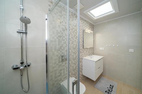 un bagno con doccia, WC e lavandino di Bonita a Avileses