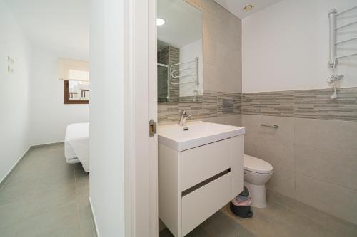 ein weißes Bad mit einem Waschbecken und einem WC in der Unterkunft Nina in San Juan de los Terreros