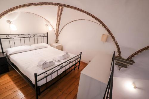 een slaapkamer met een bed met een gewelfd plafond bij Sant'Ambrogio Loft in Florence
