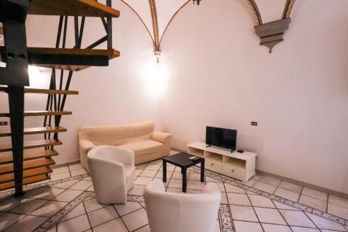 een woonkamer met een bank, een tv en een tafel bij Sant'Ambrogio Loft in Florence