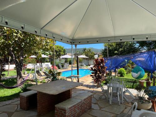 A piscina localizada em Chalés e Camping Bela Vista ou nos arredores