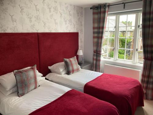 Una cama o camas en una habitación de Swan Hotel