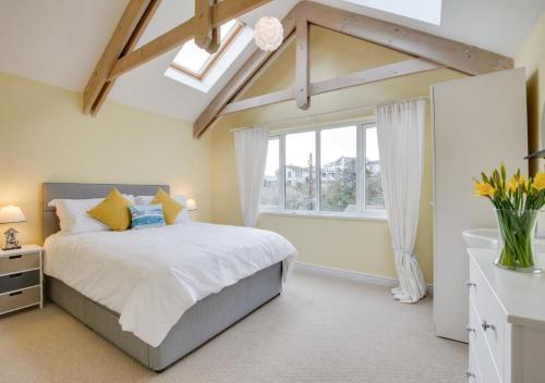 um quarto com uma cama e uma janela em St Mellyn em Mevagissey