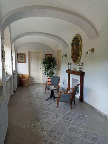 a hallway with chairs and a table in a room at VILLA ADRIANA in Bra