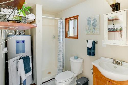 ein Bad mit einem WC und einem Waschbecken in der Unterkunft Rustic Allyn Cabin Private Isl Community with Kayak in Allyn