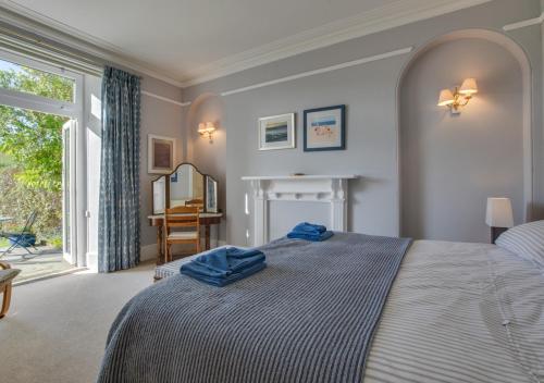 una camera da letto con un letto con asciugamani blu di Sundowner a Saint Levan