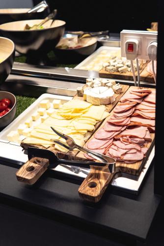 ホテルの敷地内または近くでの食事または食べ物
