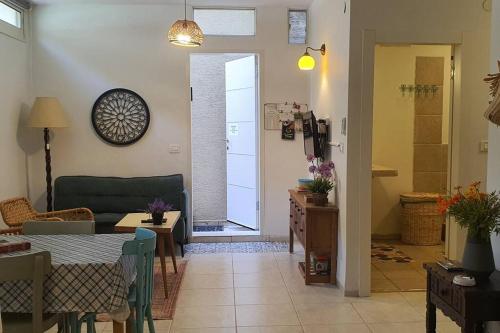 una sala de estar con un sofá y una mesa en נקודת חן, en Shadmot Devora