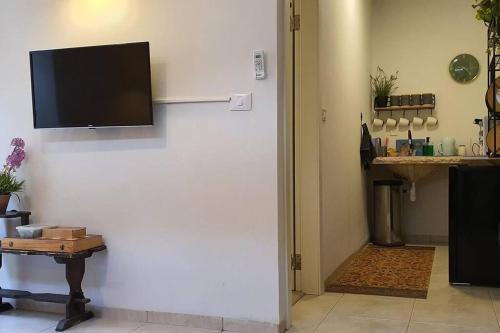 Una cocina o zona de cocina en נקודת חן