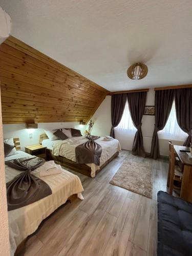 Posteľ alebo postele v izbe v ubytovaní Rustic Inn River 2