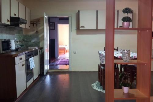 - une cuisine avec une table au milieu d'une pièce dans l'établissement Kod Komse, à Srbobran