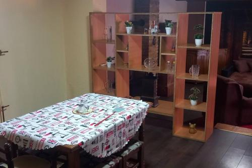 une chambre avec une table et une étagère avec des plantes en pot dans l'établissement Kod Komse, à Srbobran