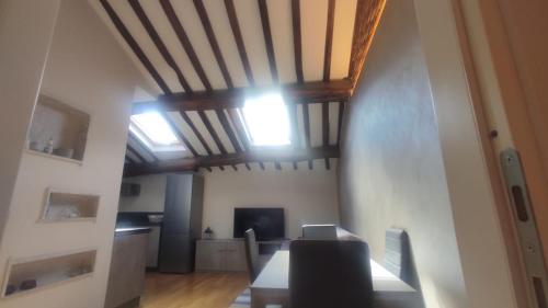 萊里奇的住宿－CASA DI EDWYN，客厅设有木制天花板和桌子