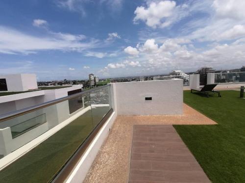 een uitzicht vanaf het dak van een gebouw bij Prinarks luxury Apartment in Accra