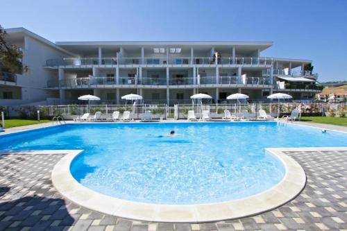 una grande piscina di fronte a un edificio di Suite Pineto Mare Mykonos Residence a Pineto