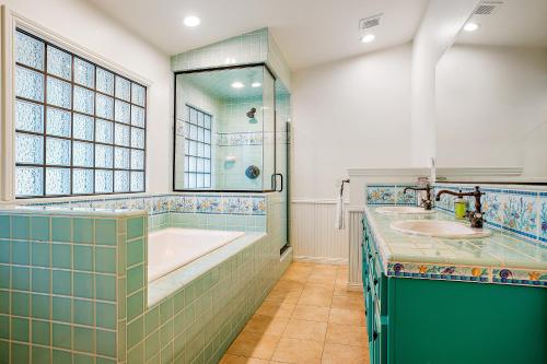 ein Badezimmer mit zwei Waschbecken und einer Badewanne in der Unterkunft Oak View in Atascadero