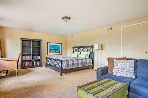 uma sala de estar com uma cama e um sofá azul em Oak View em Atascadero
