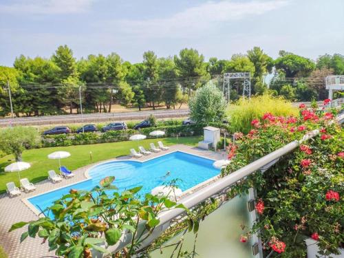 Vista sulla piscina di Suite Pineto Mare Mykonos Residence o su una piscina nei dintorni