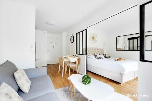 Ένα ή περισσότερα κρεβάτια σε δωμάτιο στο CMG Résidence Sacrée Coeur - Montmartre