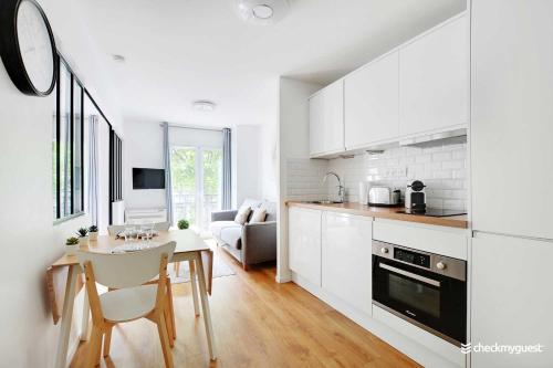 une cuisine et un salon avec une table et une salle à manger dans l'établissement CMG Résidence Sacrée Coeur - Montmartre, à Paris