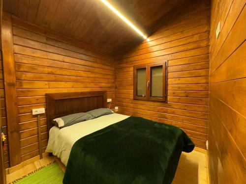 - une chambre avec un lit dans une cabane en bois dans l'établissement Gondomar a 10 min Playa América, à Gondomar