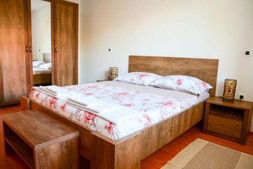 a bedroom with a large bed with a wooden headboard at Apartment Laetitia in Kaštelir