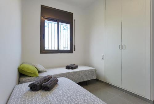 two twin beds in a room with a mirror at LEON INMO Apartment Dante - 15774 in Empuriabrava