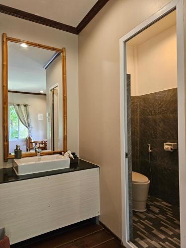 uma casa de banho com um lavatório e um chuveiro em Bearlinbungalow em Vang Vieng