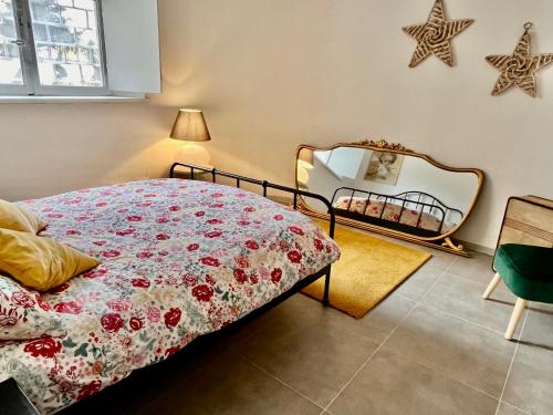 um quarto com uma cama e um espelho em Appartamento 109 con giardino esclusivo em Lucca