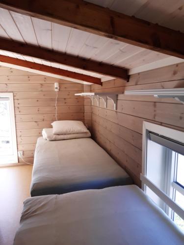 - une petite chambre avec 2 lits dans une cabine dans l'établissement Leilighet Vikaparken Hardangerfjord, à Hatlestrand