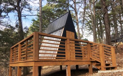 Gambar di galeri bagi Loblolly Pines Adventure Aframe #1 di Eureka Springs