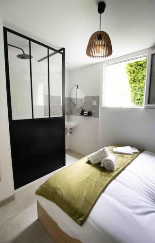 - une chambre avec un lit, une fenêtre et un lavabo dans l'établissement Apt T2 neuf terrasse, à Arles