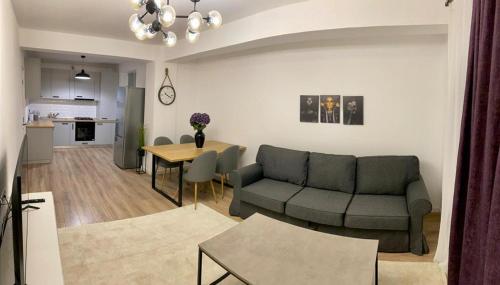 Predel za sedenje v nastanitvi Downtown Flat 1